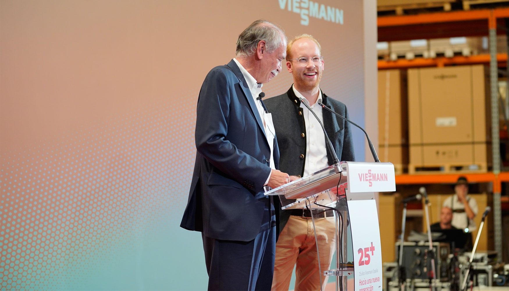 Jrgen Gerhardt, gerente de Viessmann Espaa, y Maximilian Viessmann, nuevo Co-CEO del Grupo Viessmann, en la inauguracin del evento...