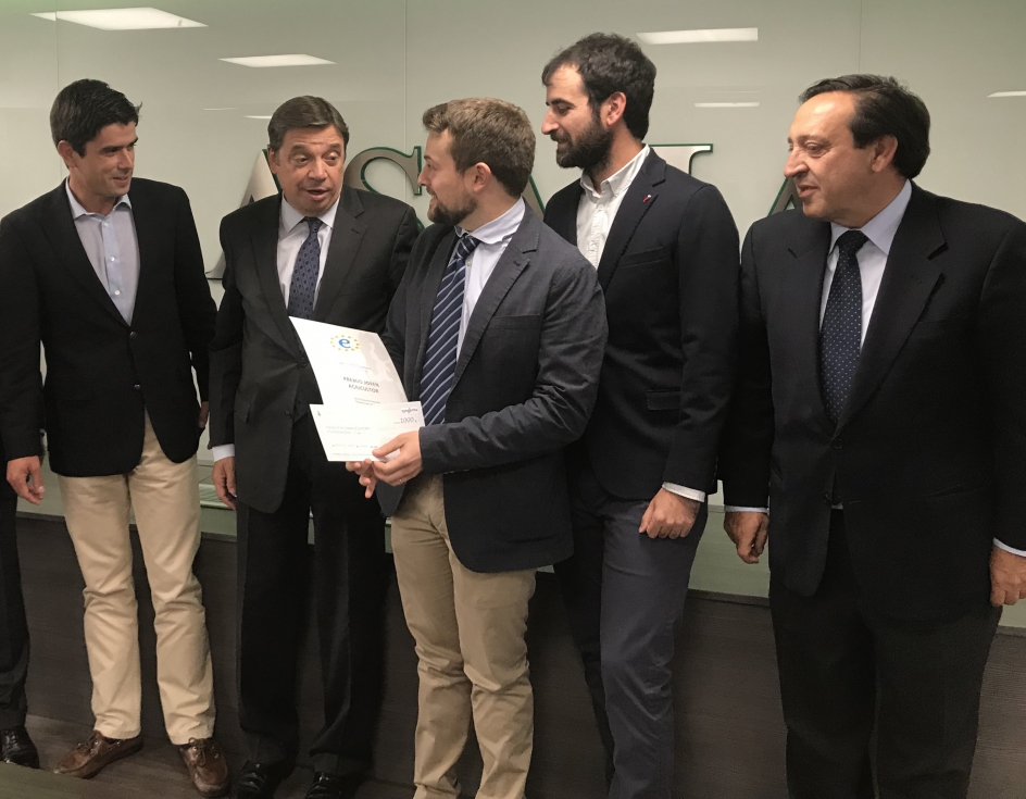 Los tres miembros de Lpulos Cantalen, junto al ministro Luis Planas y el presidente de Asaja, Pedro Barato