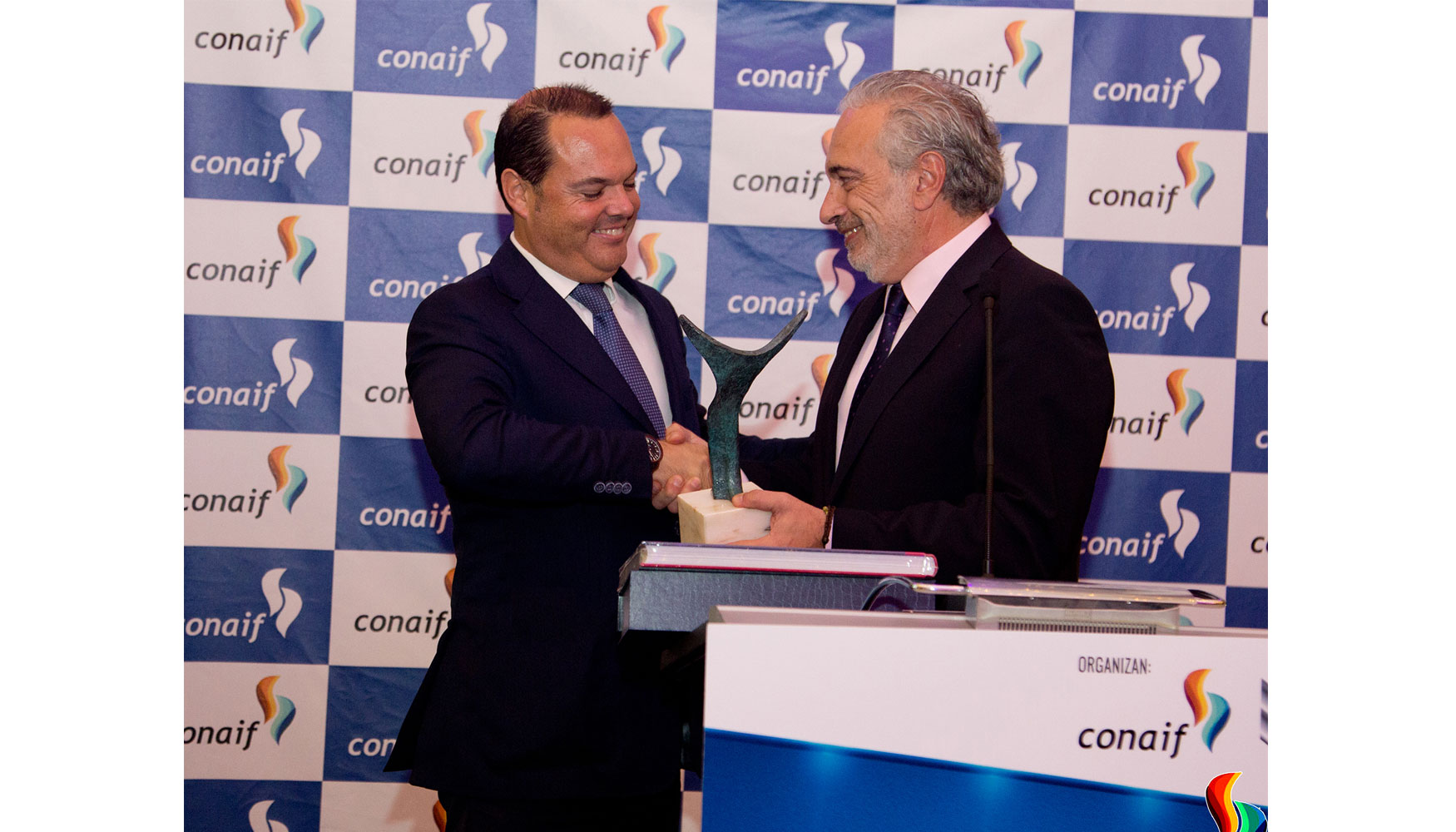 Jordi Mestre, recibiendo el galardn de manos del presidente de Conaif, Esteban Blanco