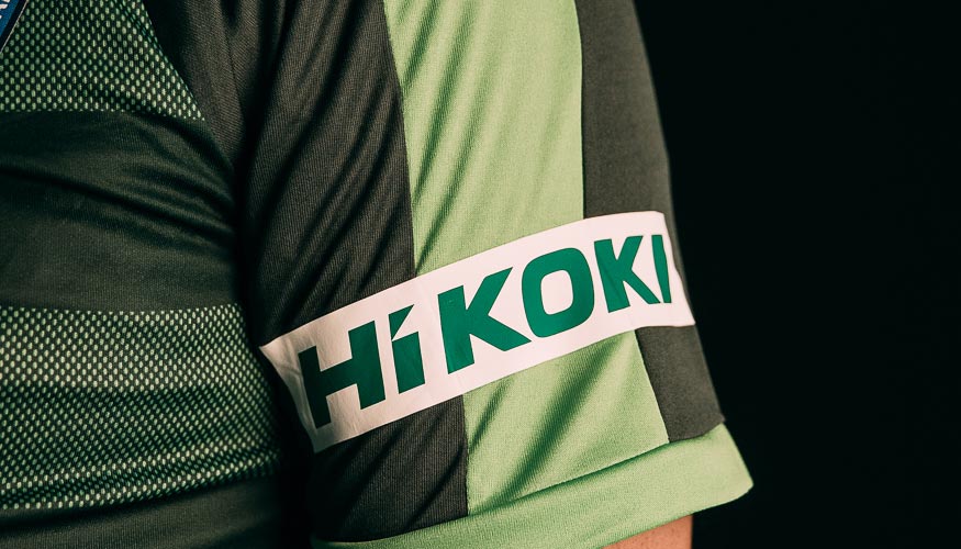Detalle del logo Hikoki en la camiseta del Eibar