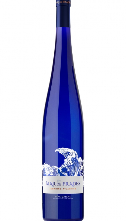 Las botellas de Mar de Frades se reconocen por su particular color azul. Tambin en su versin magnum