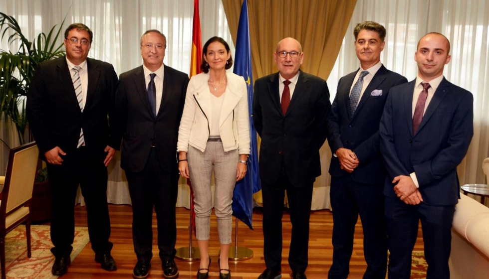 La ministra de Industria, Turismo y Comercio, Reyes Maroto, junto a destacados miembros del sector de almendrero espaol...