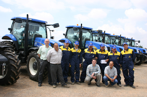 Tractoristas y responsables de Agroherni posan junto a los nuevos New Holland T6070 Grande