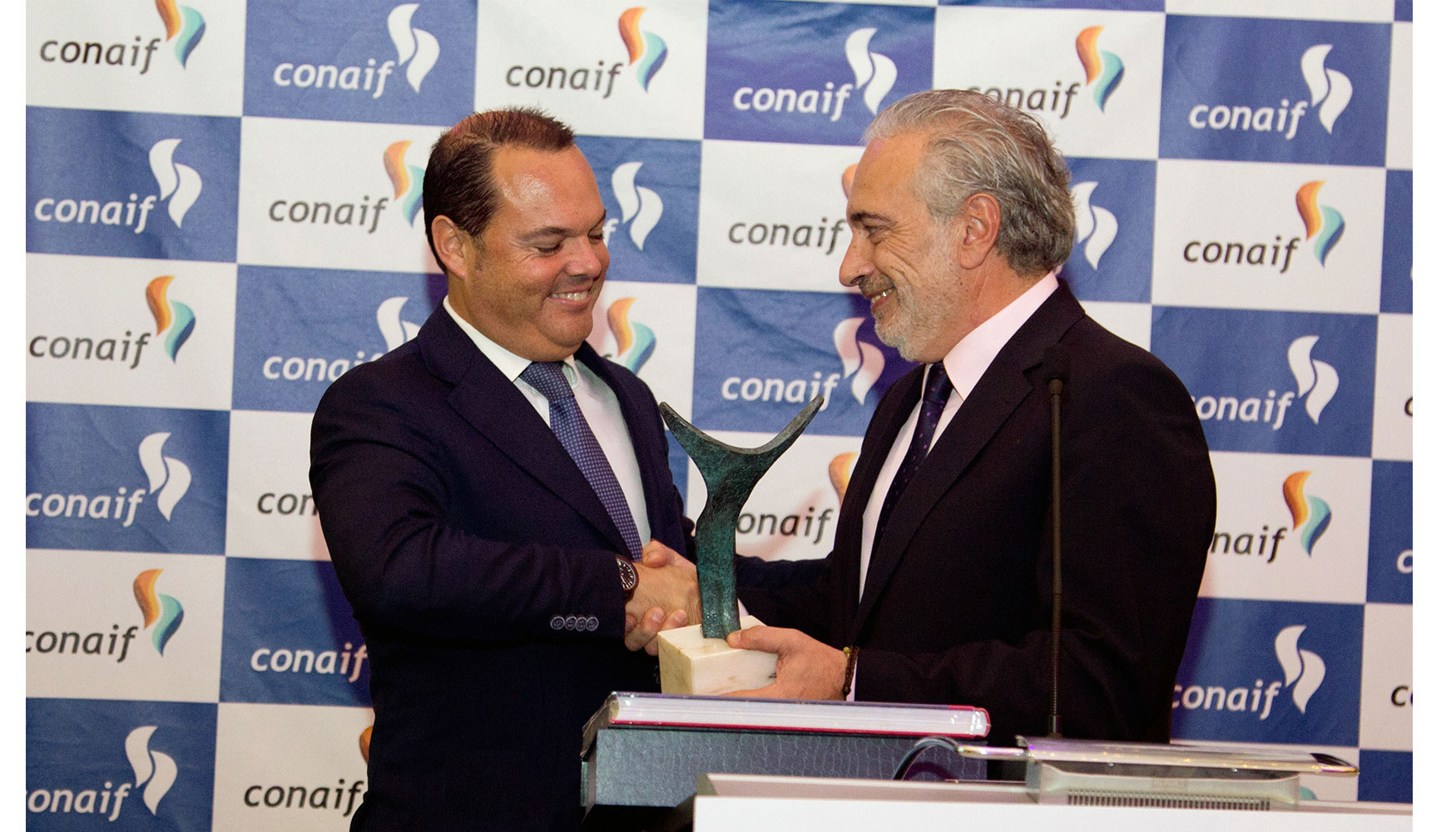 Jordi Mestres, director general de Baxi, recibiendo el premio Manuel Laguna, de manos del presidente de Conaif, Estaban Blanco...