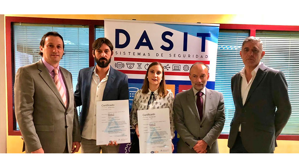Foto de familia durante la entrega de certificado en la sede de Dasit