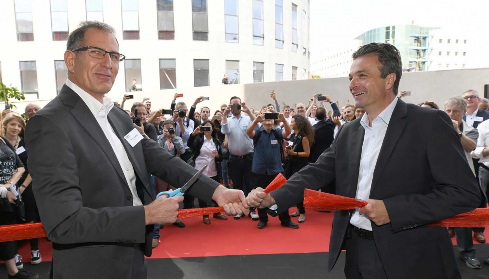 Hanan Gothait, CEO de XJet, corta la cinta con Stephan Oehler, VP de Straumann...