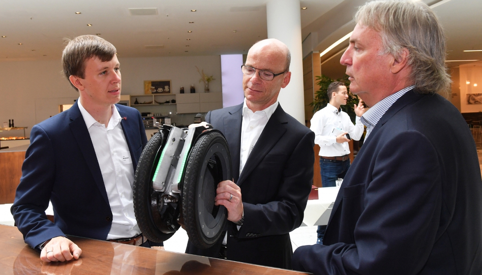 De izquierda a derecha, Peter Gutzmer, Chief Technology Officer y Deputy CEO de Schaeffler AG; y Tim Hosenfeldt...