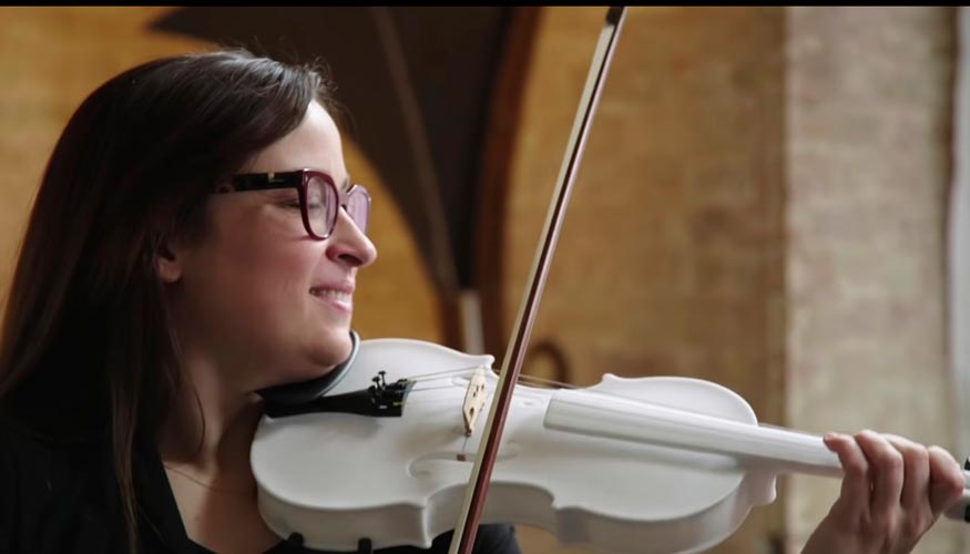 La violinista Mary-Elisabeth Brown probando el violn impreso en 3D