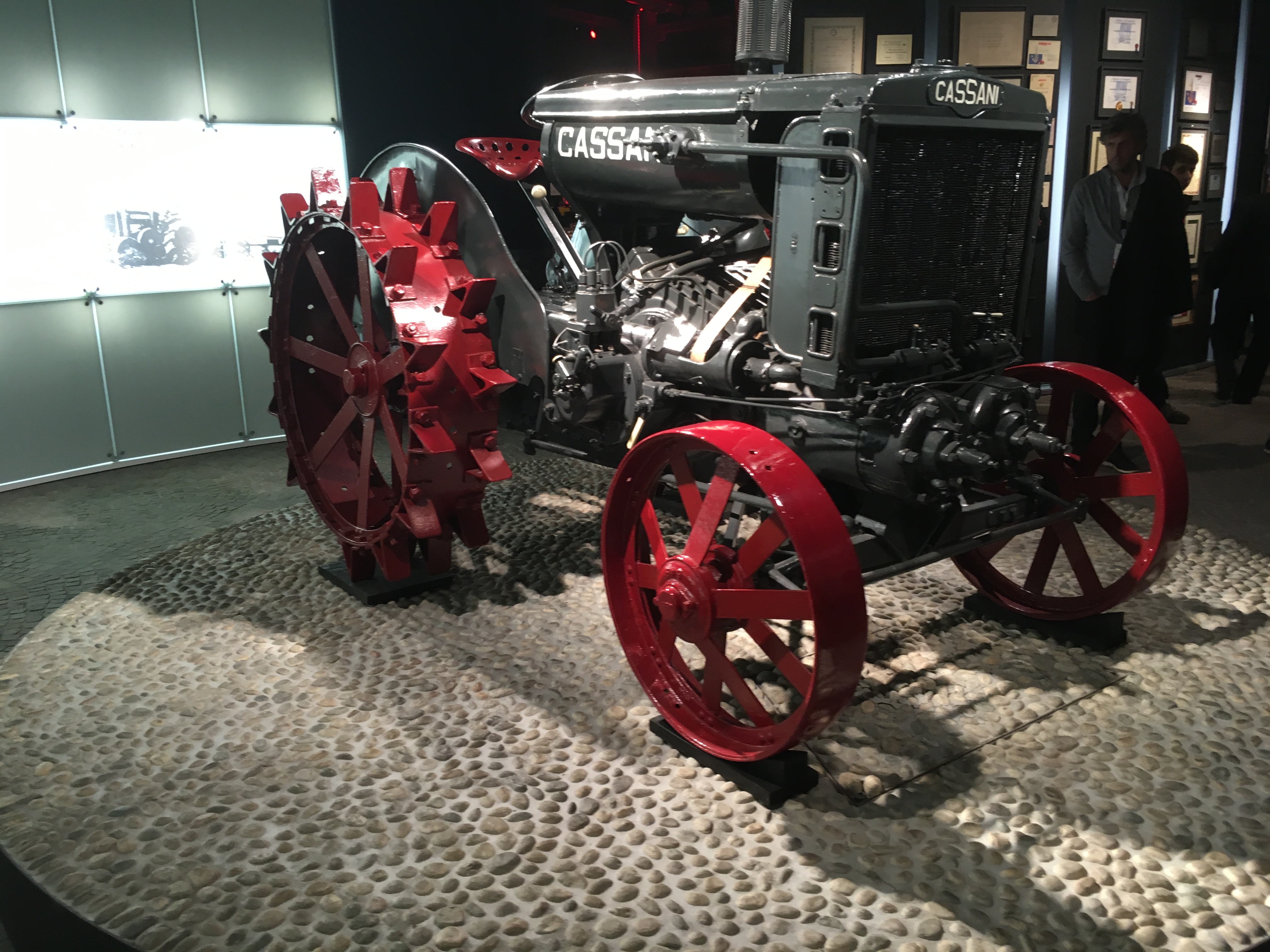 Un histrico tractor Cassani preside la entrada del museo