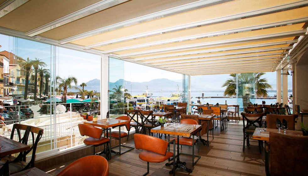 El restaurante combina la prgola Gennius T1 y ventanas panormicas opcionales