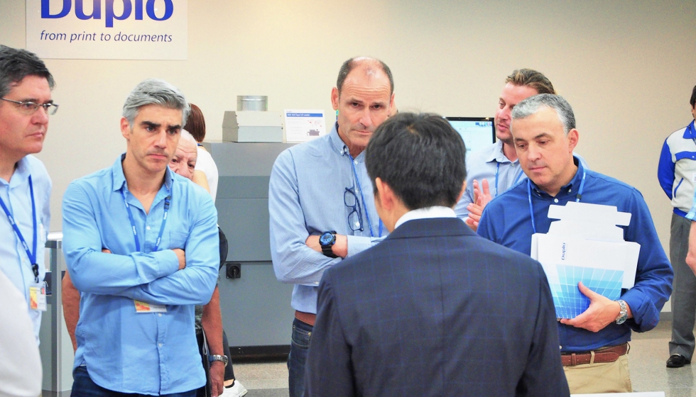 Jaume Rocabert y Oriol Figuerola (en el centro de la imagen) atienden las explicaciones en una de las fbricas de Duplo Corporation en Japn...