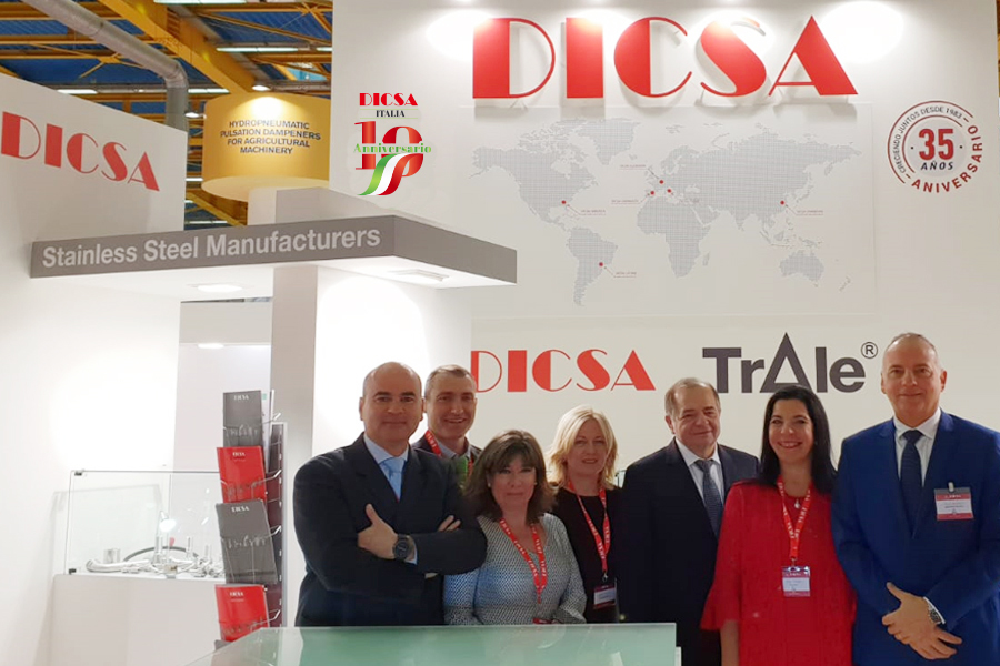 Directivos de Dicsa y de su filial italiana en el stand en EIMA 2018