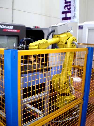 Una de las mquinas Doosan expuestas en Comher, equipada con robot Fanuc