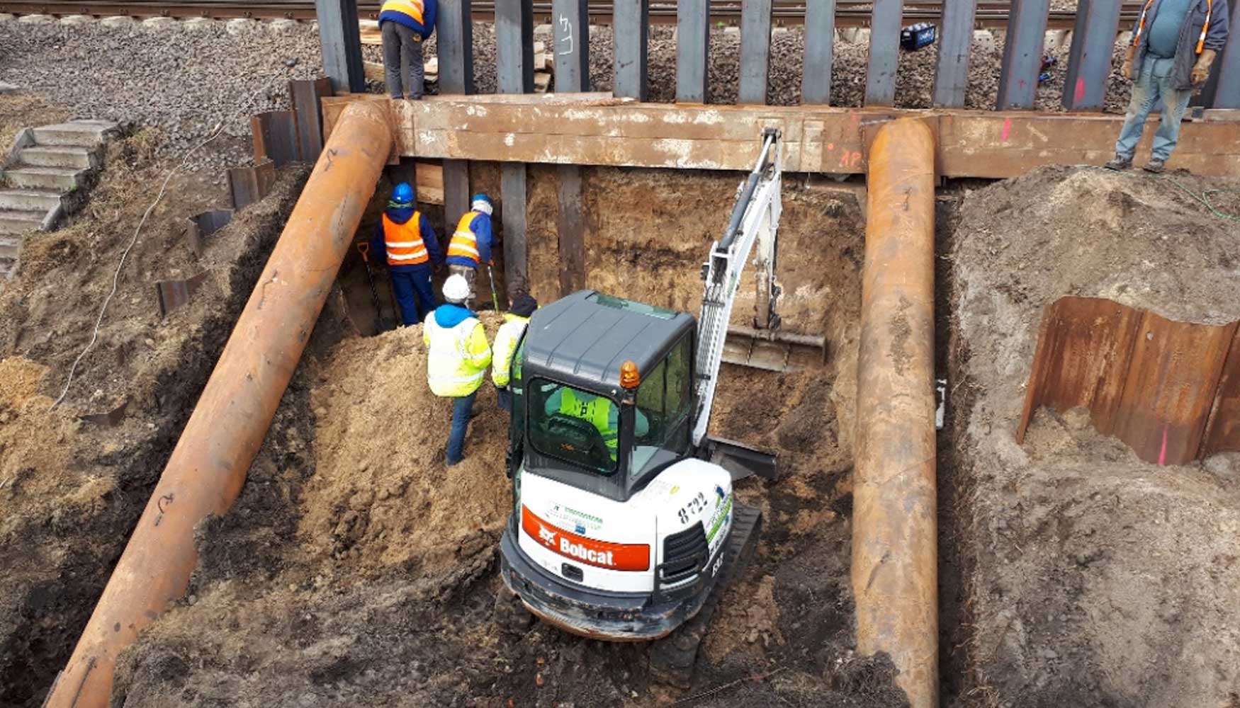 Excavadora Bobcat E32 en el proyecto de construccin de la carretera en Polonia
