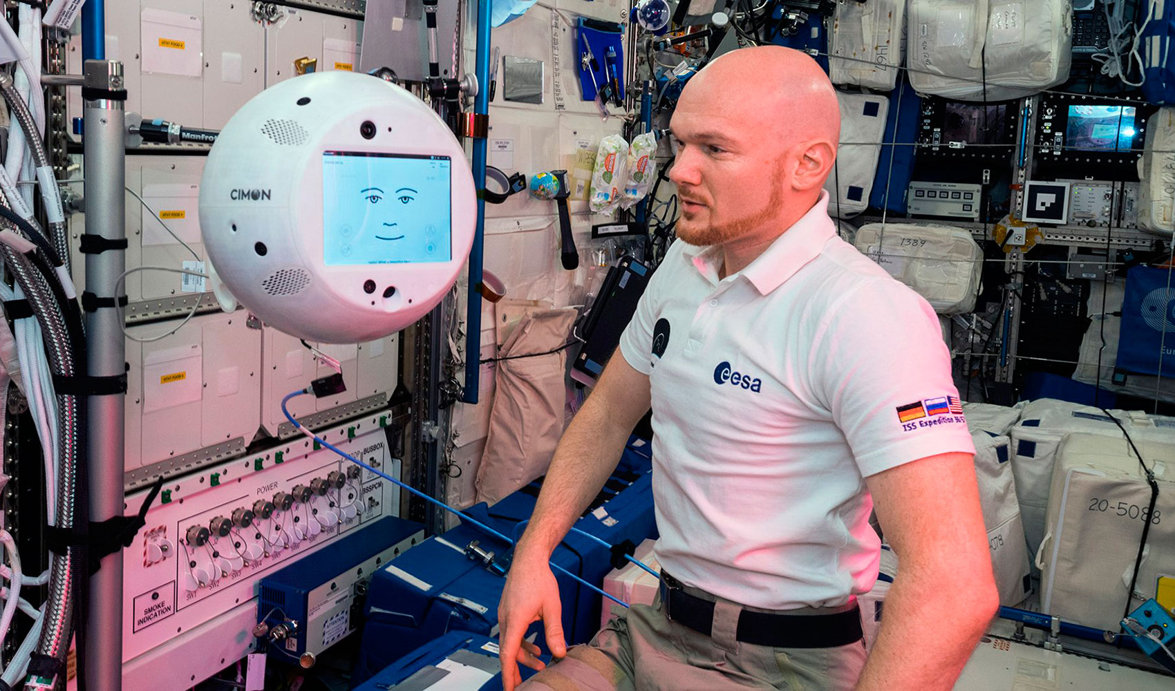 CIMON y el astronauta alemn Alexander Gerst en el mdulo Columbus de la Estacin Espacial Internacional (ISS)