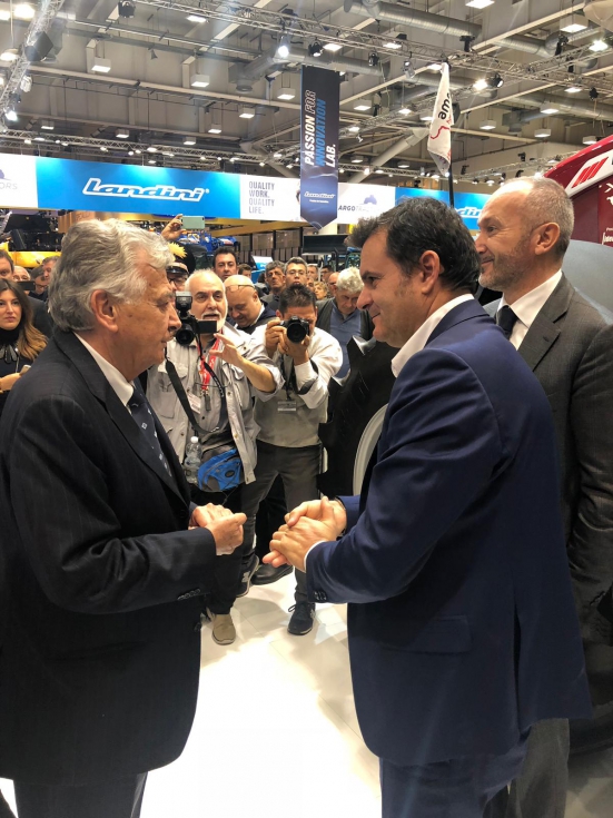 El presidente de ArgoTractors, Valerio Morra, recibi en el stand de EIMA 2018 al ministro de Agricultura italiano, Gian Marco Centinaio  ...