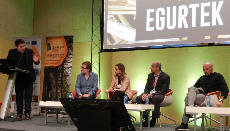 Integrantes de la mesa redonda...