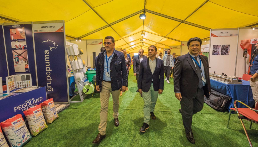 ngel Miguel Expsito y Juan Ignacio Prez-Nievas acompaando al alcalde de Santa Cruz en su visita por la feria