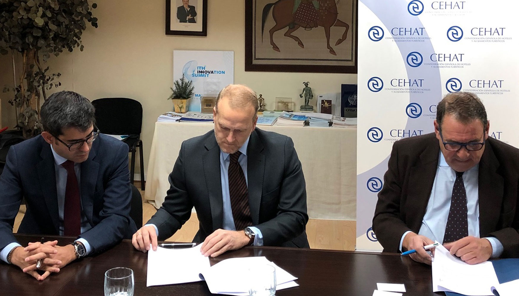 Momento de la firma del acuerdo de colaboracin entre Schindler y Cehat
