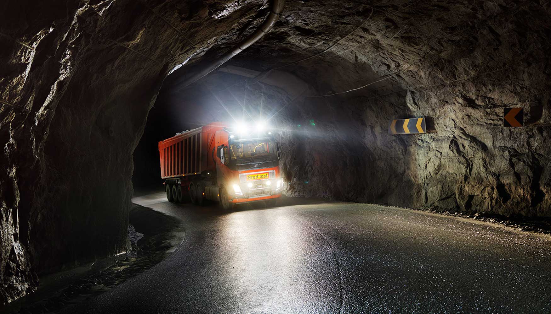 Seis camiones Volvo FH autnomos transportarn piedra caliza por un tramo de cinco kilmetros a travs de tneles entre la mina Brnny Kalk y la...