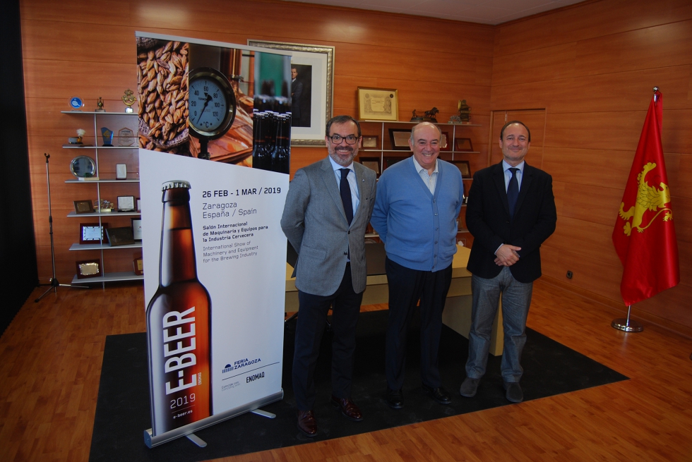 Rogelio Cuairn y Alberto Lpez, de Feria de Zaragoza, sellan el acuerdo con Carlos Inaraja, representante de Aetcm