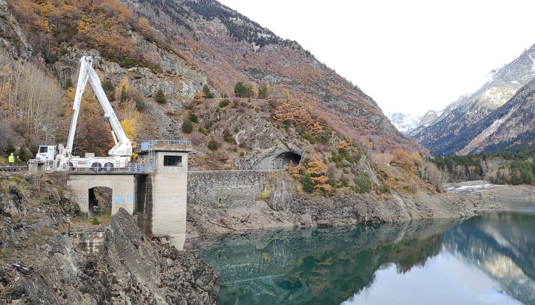 Plataforma sobre camin de 62 m de altura de trabajo alquilada por LoxamHune