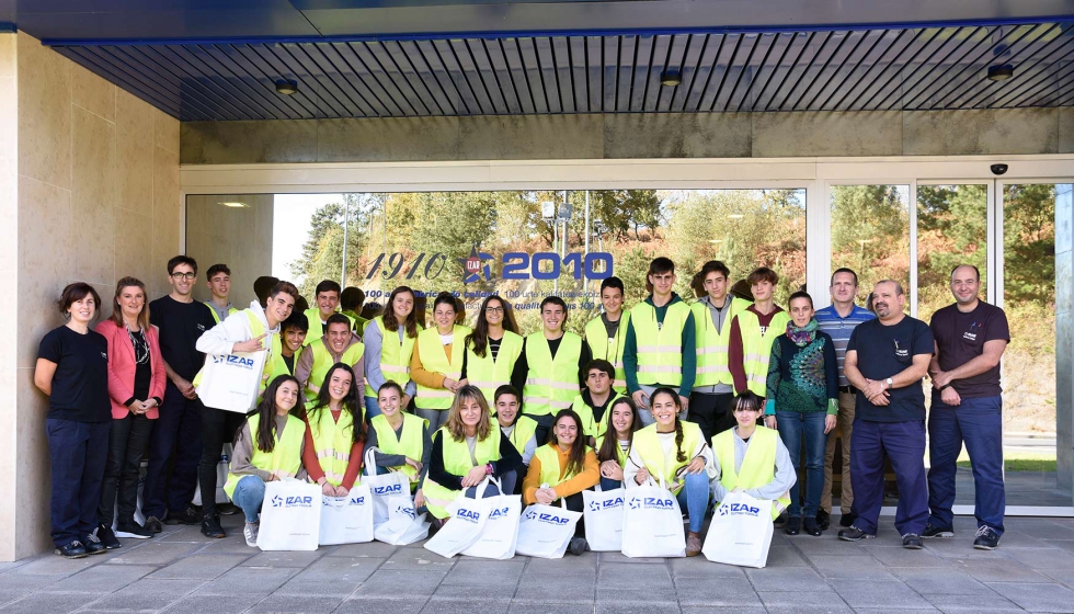 Estudiantes que visitaron las instalaciones de Izar