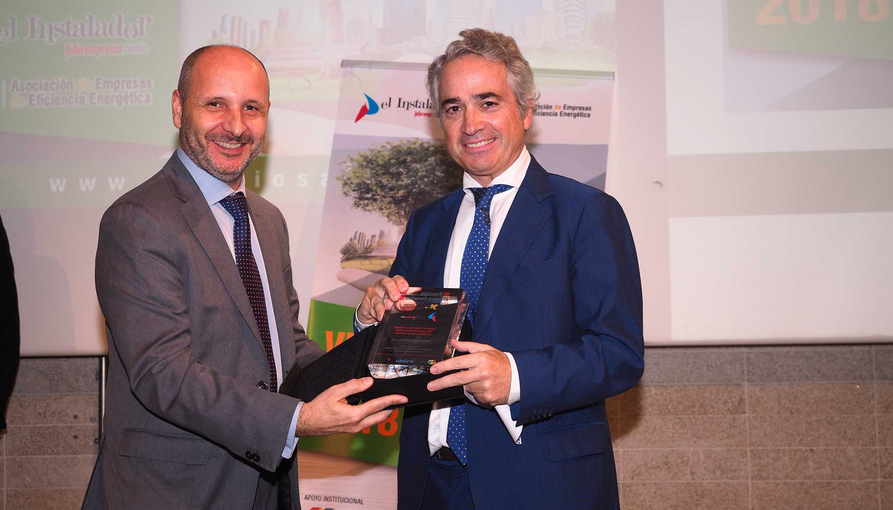 Ricardo Muoz (izquierda), director tcnico de enel x Iberia de Endesa, entrega el premio a Rafael Prez Ruiz, director general de Iberfruta Muerza...