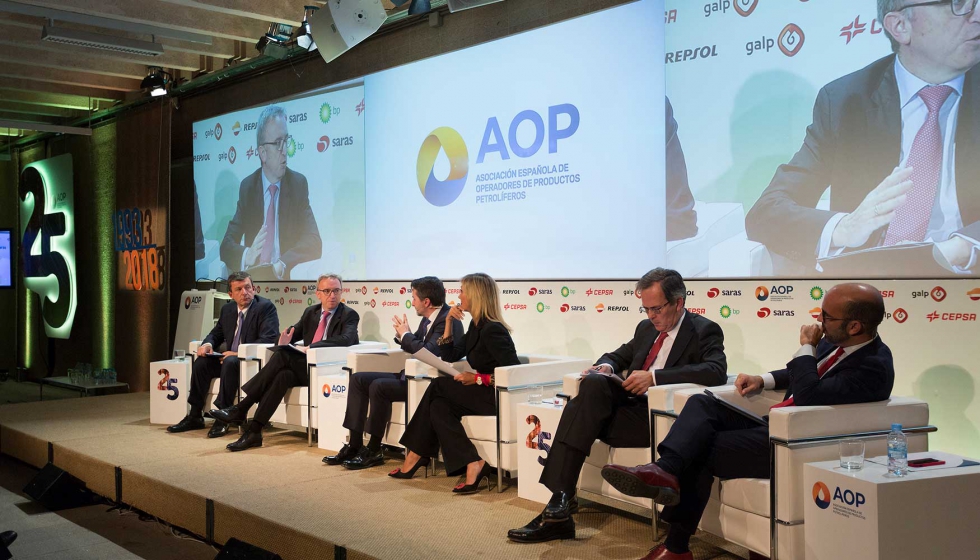 Los mximos ejecutivos de las asociadas en AOP participaron en un debate moderado por la periodista Marta Robles. Foto: AOP...