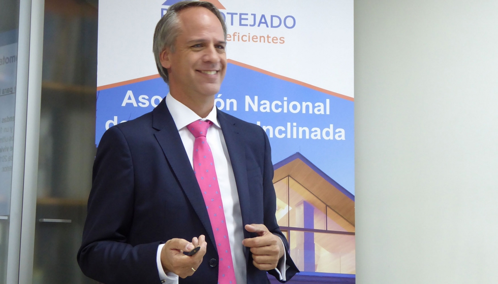 Carlos Hernndez Puente, presidente de Promotejado, durante la presentacin de la Asociacin a la prensa especializada