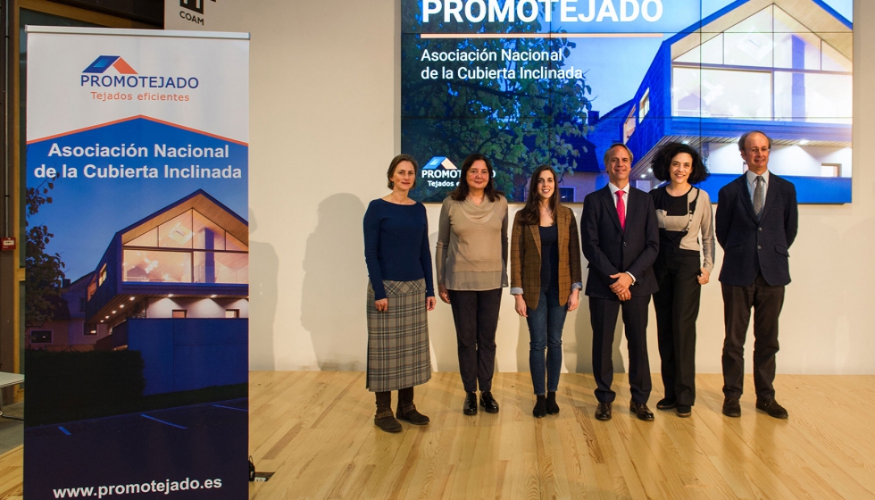 Foto de familia de los ponentes durante el evento oficial de presentacin de Promotejado