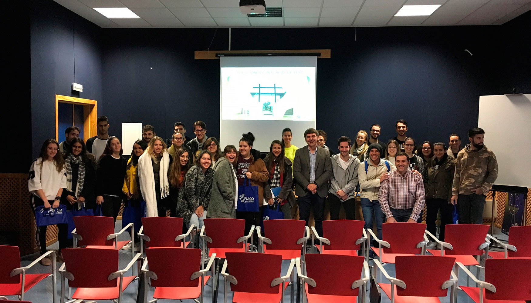 Foto de familia con los alumnos de la Escuela de Arte Superior de Diseo de Zamora