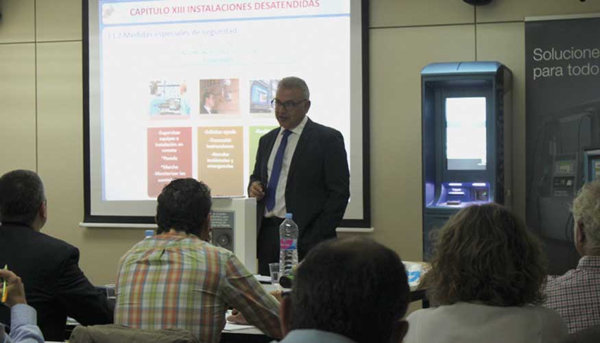 Marcelino Herrero, jefe de Servicio Territorial de Industria Comercio y Turismo de la Junta de Castilla y Len, durante su exposicin...