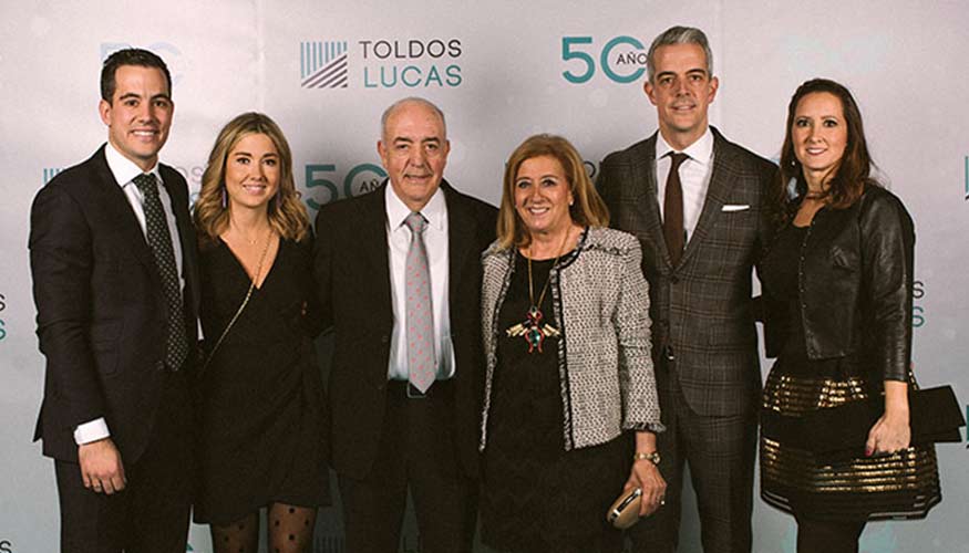 En el centro de la imagen, Juan Antonio Daz, fundador de Toldos Lucas, y su esposa, junto a sus hijos Diego y Juan Ignacio...
