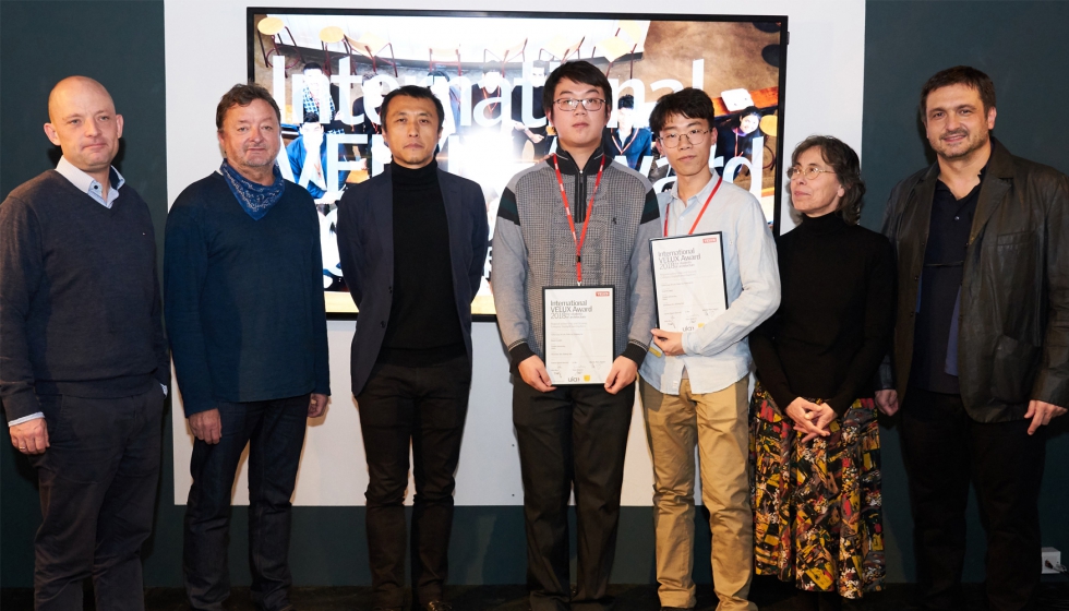 Yuhan Lou y Di Lan, en el centro de la imagen, reciben el Premio Velux en la categora 'Investigaciones sobre Luz Natural...