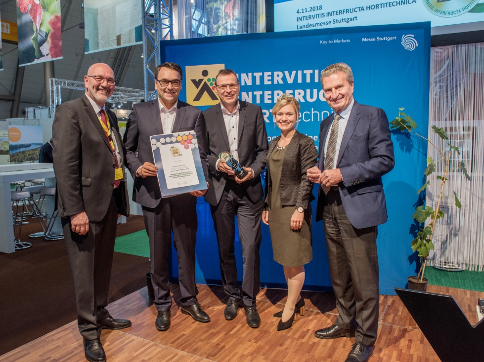 Klaus Schneider, presidente de la Asociacin Alemana de Viticultores, entrega el Premio de Oro a la Innovacin a Roland Schmidt...