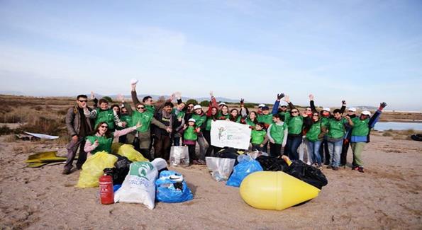 Los voluntarios recogieron ms de 100 kg de residuos de todo tipo en la playa de Ca lArana