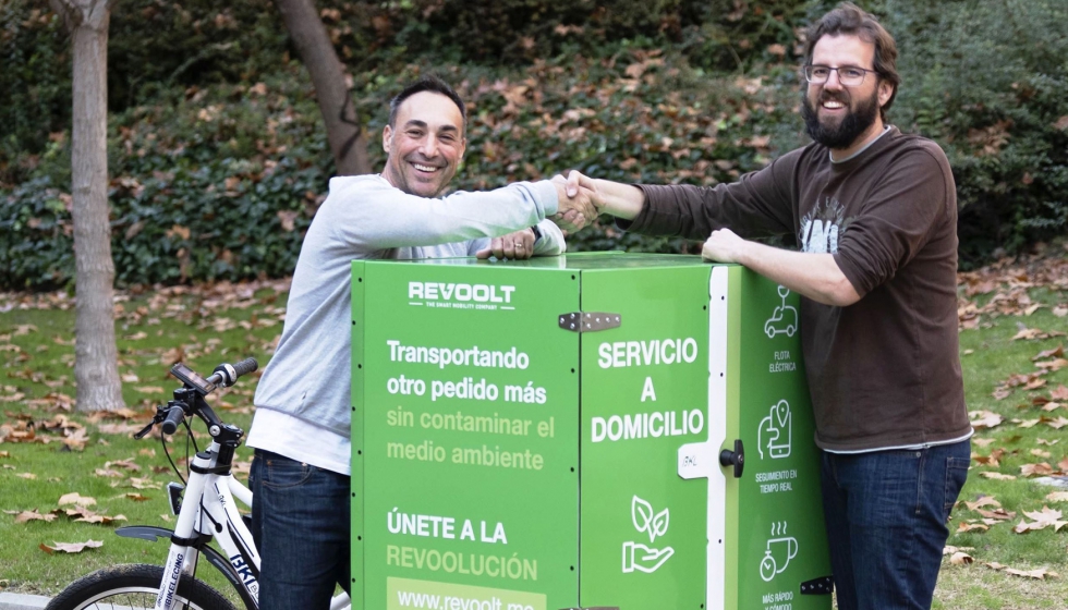 ngel Snchez, CEO de Revoolt, y Guillermo Sanz, cofundador de Ciclolutions, junto al nuevo triciclo de reparto de Revoolt...