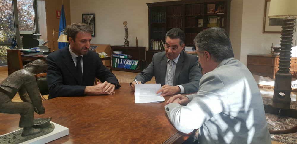 Firma del contrato. En la foto, Abdellatif Ghedira (centro), director ejecutivo del COI: Jaime Lillo (izq...