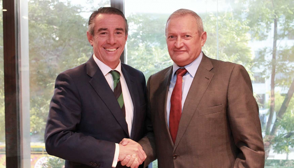 Juan Antonio Alcaraz, director general de CaixaBank, junto al presidente de Cooperativas Agro-alimentarias de Espaa, ngel Villafranca...