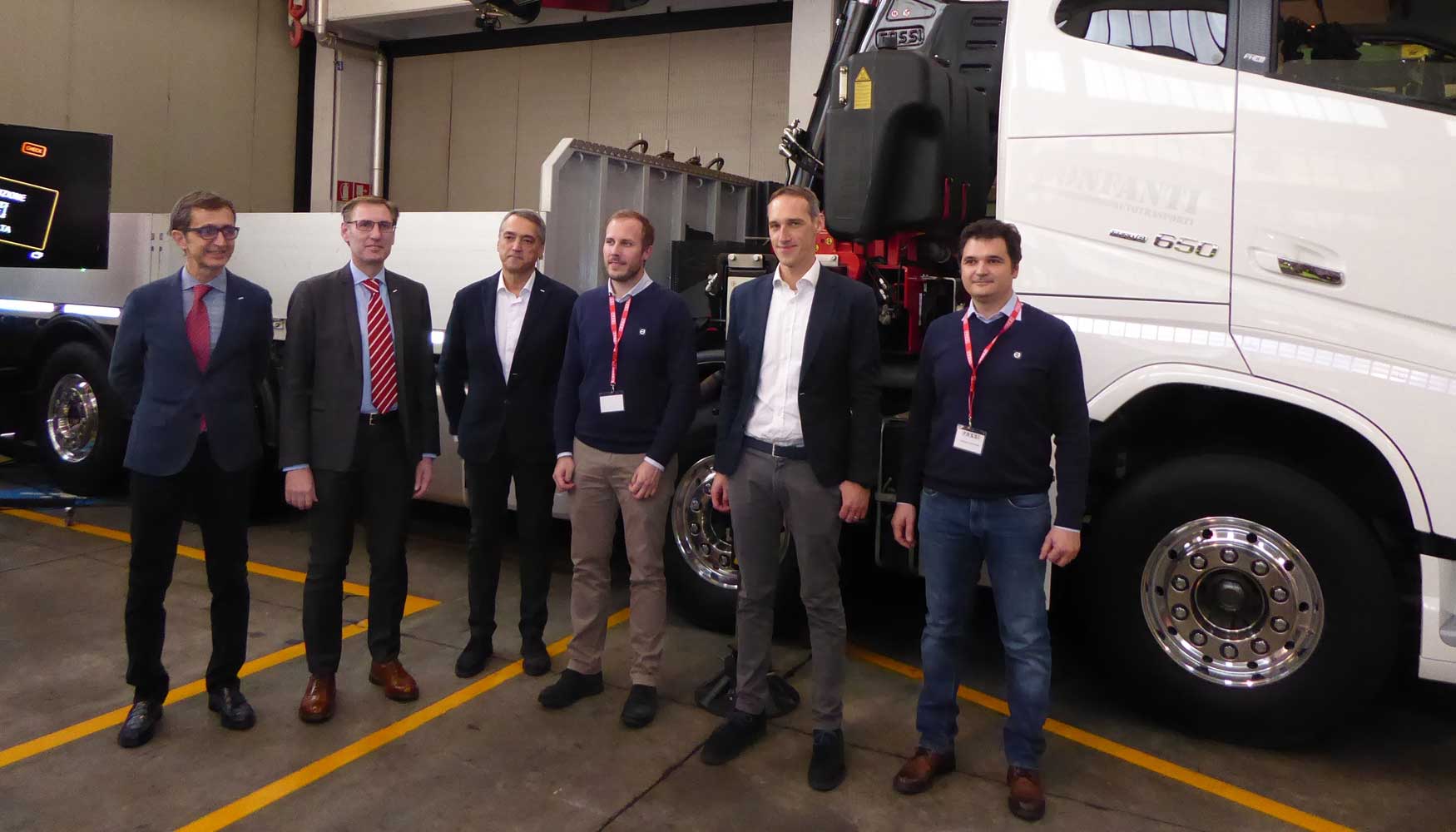 Foto de familia con algunos de los representantes de Fassi Gru y Volvo Trucks Italia que participaron en la presentacin del FX-Link...