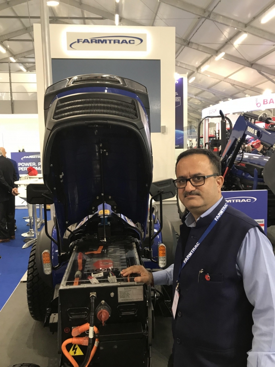 Rajiv Wahl, responsable de Negocio Internacional de Escorts, junto al tractor elctrico