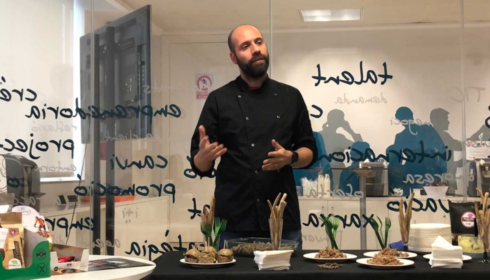 Davide Tenconi, chef asociado de It's Enjoyable, realiz una demostracin de varios platos elaborados con insectos