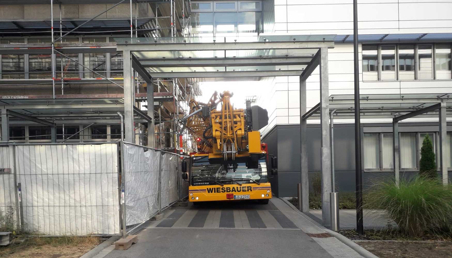 La gra mvil MK 140 de Liebherr pudo hacer frente a las grandes carencias de espacio que haba en la obra