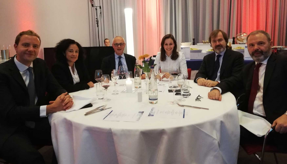 Mesa presidencial de la cena de gala durante la cual se presentaron los principales detalles de Vitrum 2018. A la derecha Nico Zandonella Necca...