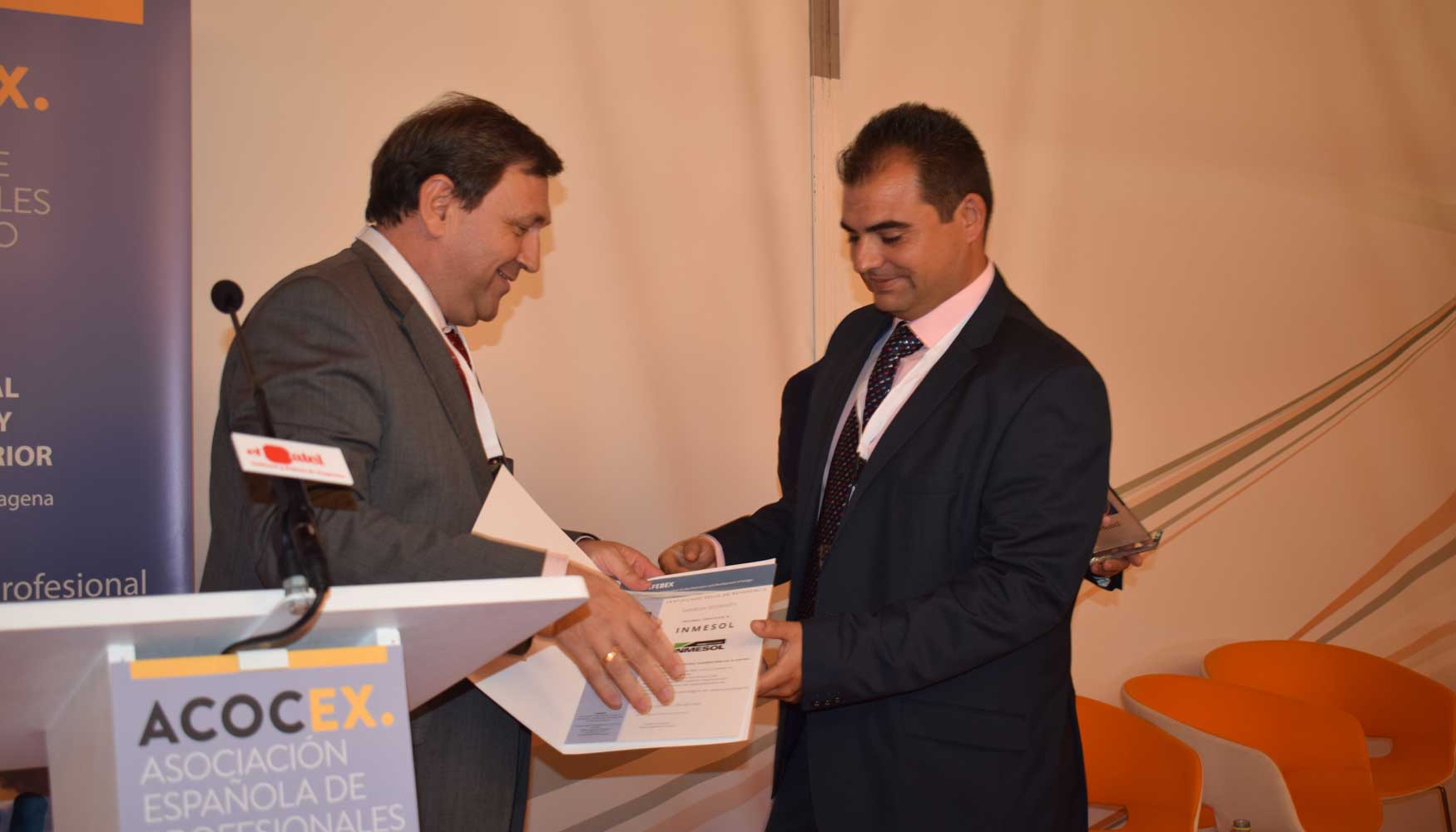 Miguel ngel Martn, presidente de Ifebex, entrega la acreditacin a Ramn Solano, director comercial y de marketing de Inmesol...
