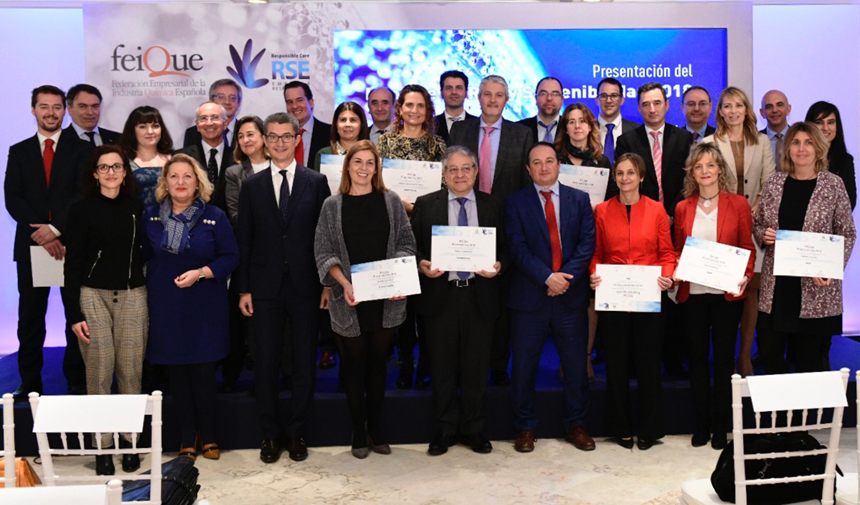Foto de familia de los ganadores en las 16 categoras de los Premios de RSE del sector qumico espaol