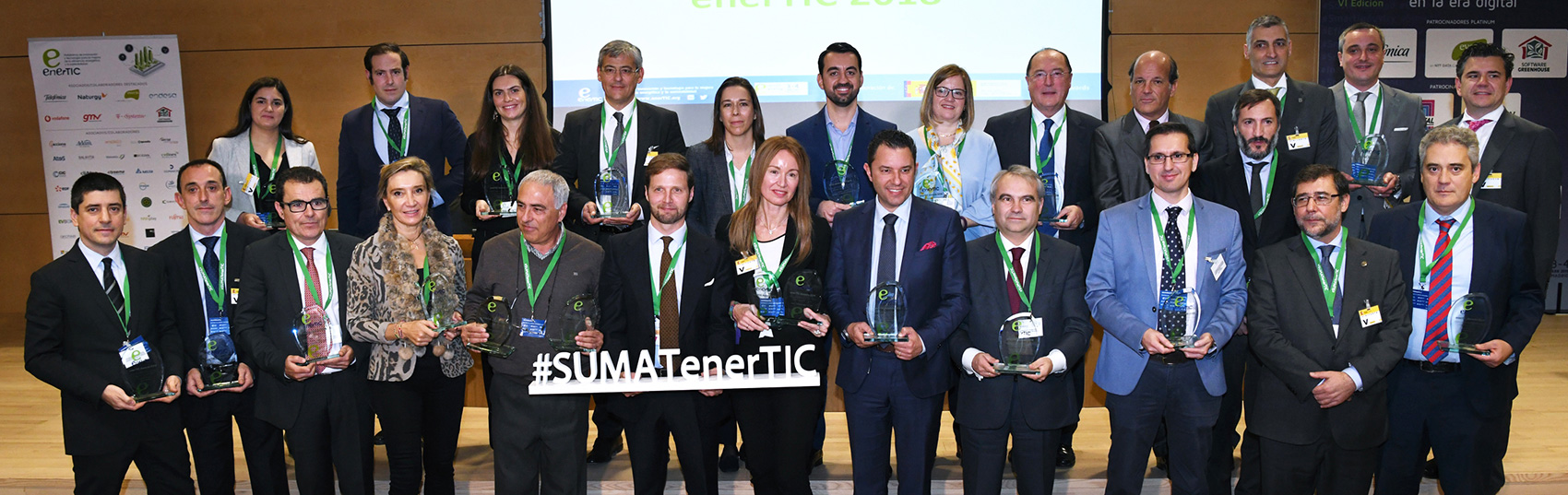 Foto de grupo de los ganadores en las categoras de Proyectos y Directivos de los Premios EnerTIC 2018