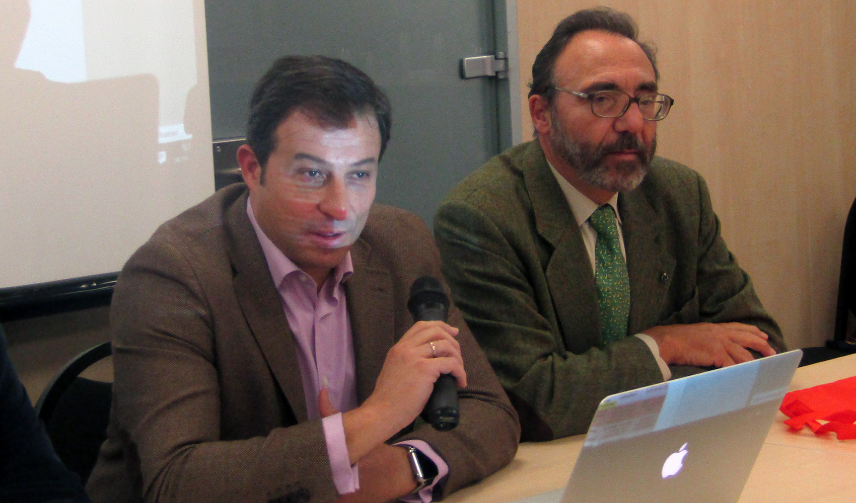 Juan Guerrero, socio de EIM Learning, con el micro, y Pere Marqus, director de DIM-Edu