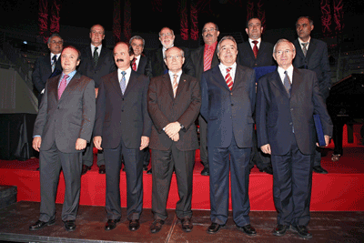 Foto de familia de los galardonados en la IV edicin de los Premios Sil 2008 con el presidente de la Generalitat Jos Montilla...
